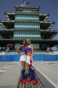 Motorsport models: Usa Gp Girls In Front Of The Ims Tower Indianapolis 2006-06-29