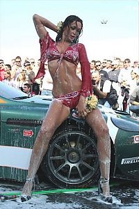 Motorsport models: car wash girls