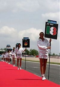 Motorsport models: f1 grid girls