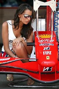 Motorsport models: f1 grid girls