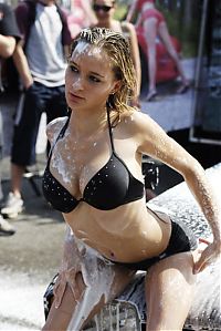 Motorsport models: car wash girls