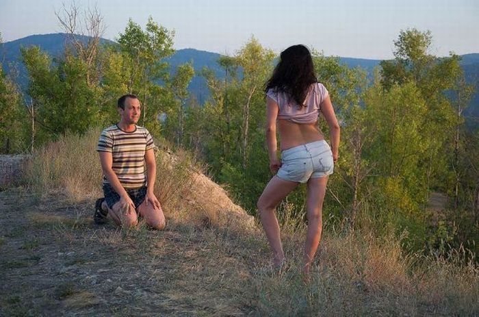 Перед девочками. Перед девчонками. Раздевается перед мужчиной. Разделась перед парнем на природе. Разделась перед друзьями на природе.