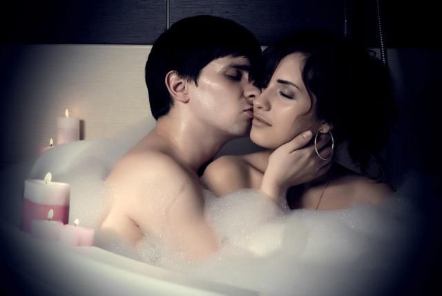 Занятие любовью двух 22-летних девушек в ванне