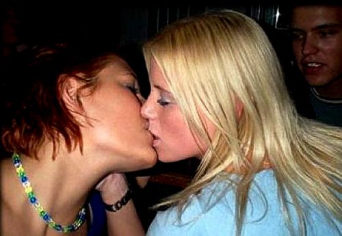 young kissing girls