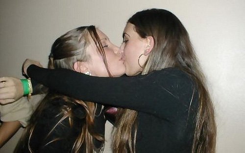 young kissing girls