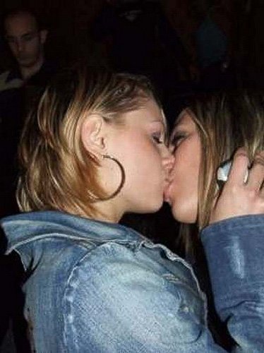 young kissing girls