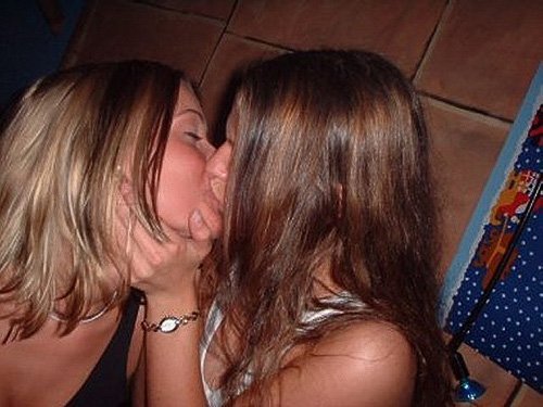 young kissing girls