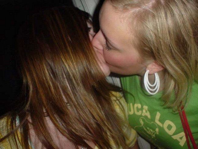 young kissing girls