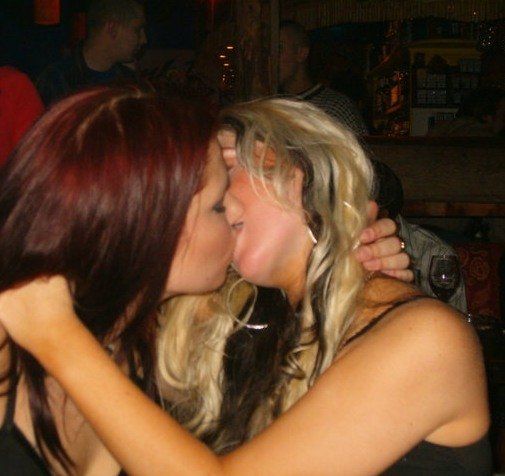 young kissing girls