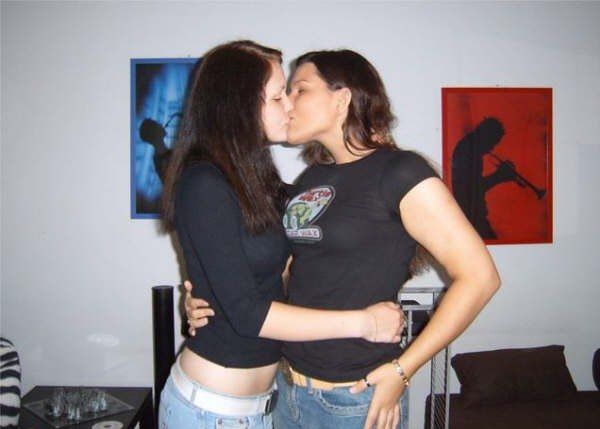 young kissing girls