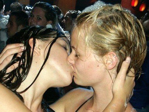 young kissing girls