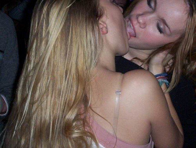 young kissing girls