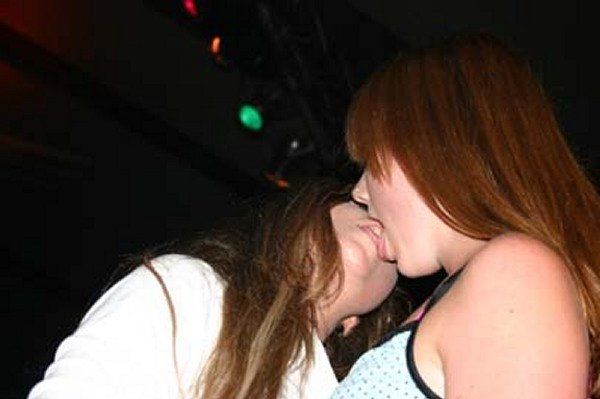 young kissing girls