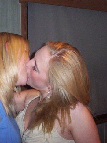 young kissing girls