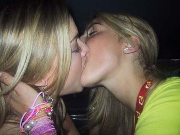 young kissing girls