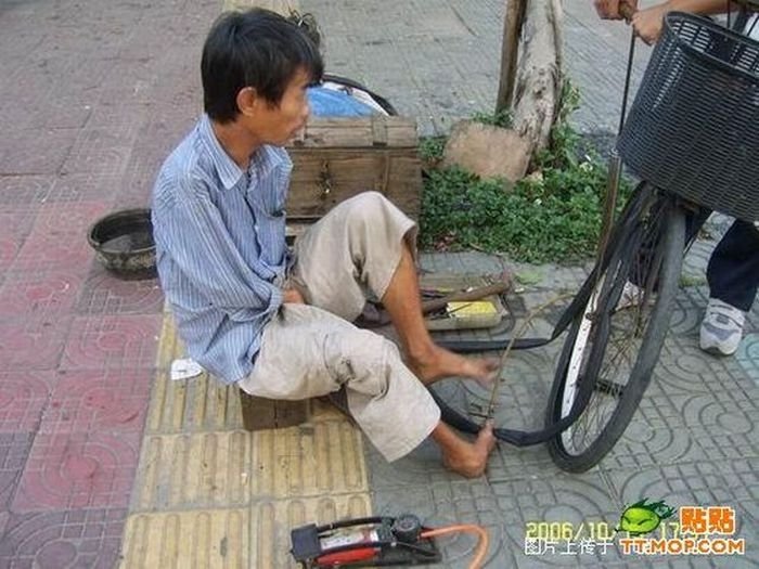 Armless guy can fix your bike, China