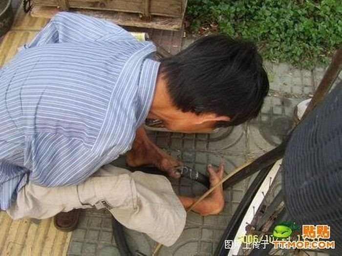 Armless guy can fix your bike, China
