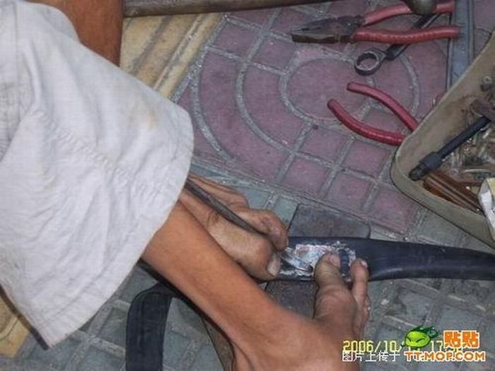 Armless guy can fix your bike, China