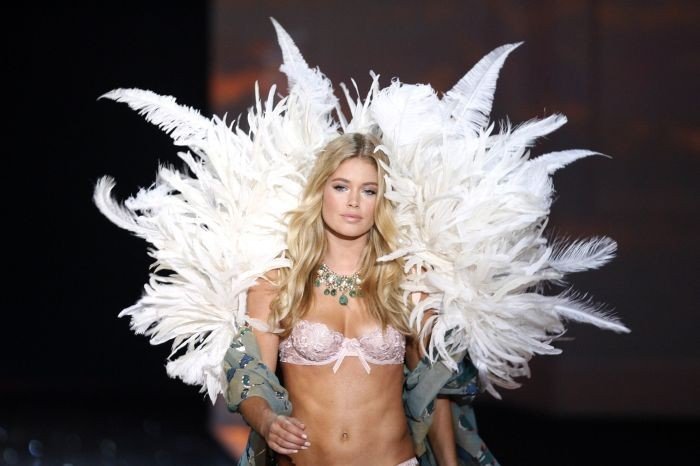 2009 Victoria's Secret Fashion show girl