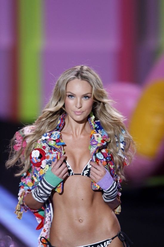 2009 Victoria's Secret Fashion show girl