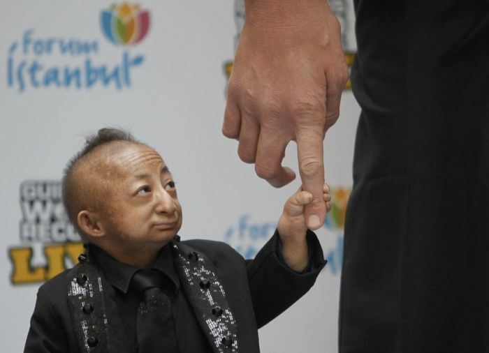 Tallest man in the world met with the smallest, Sultan Kosen, 246.5cm, He Pingping, 73cm