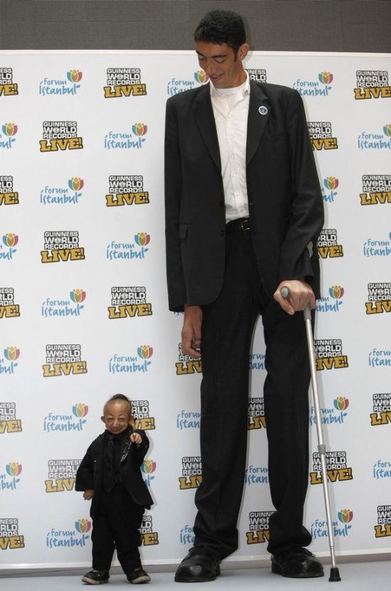 Tallest man in the world met with the smallest, Sultan Kosen, 246.5cm, He Pingping, 73cm