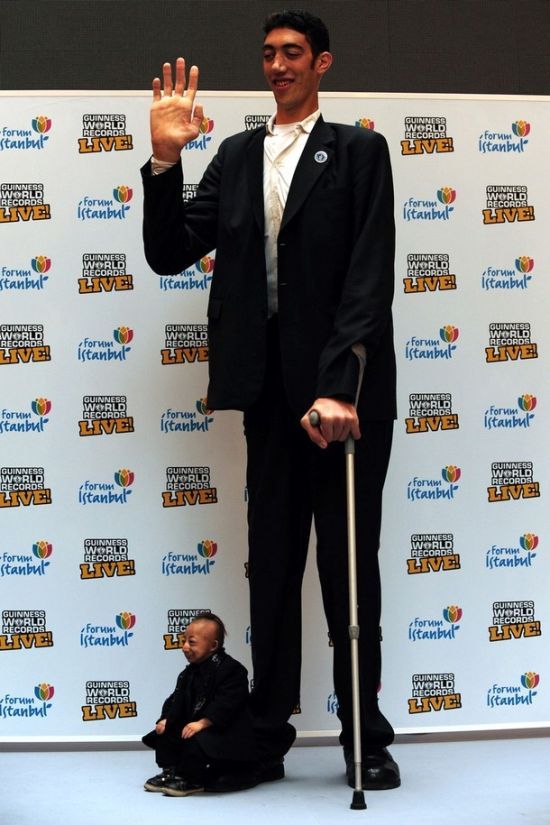 Tallest man in the world met with the smallest, Sultan Kosen, 246.5cm, He Pingping, 73cm