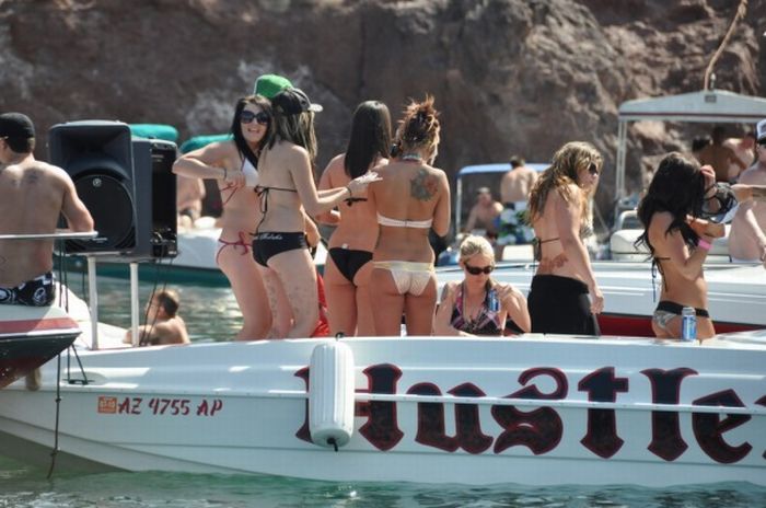 hot boats, offshore and bikini girls