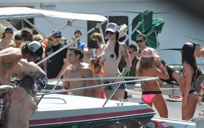 hot boats, offshore and bikini girls