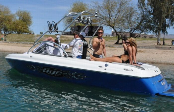 hot boats, offshore and bikini girls
