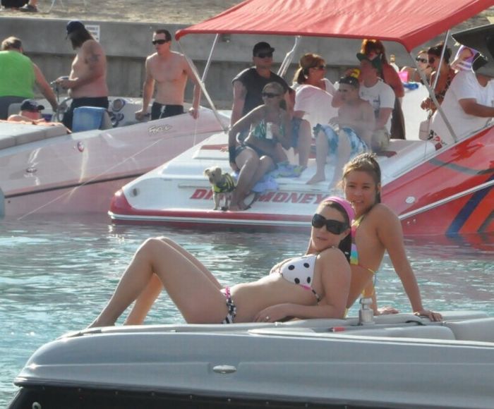 hot boats, offshore and bikini girls