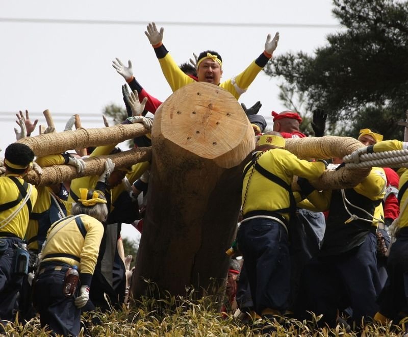 Ki-otoshi ceremony, Onbashira festival, Nagano, Japan