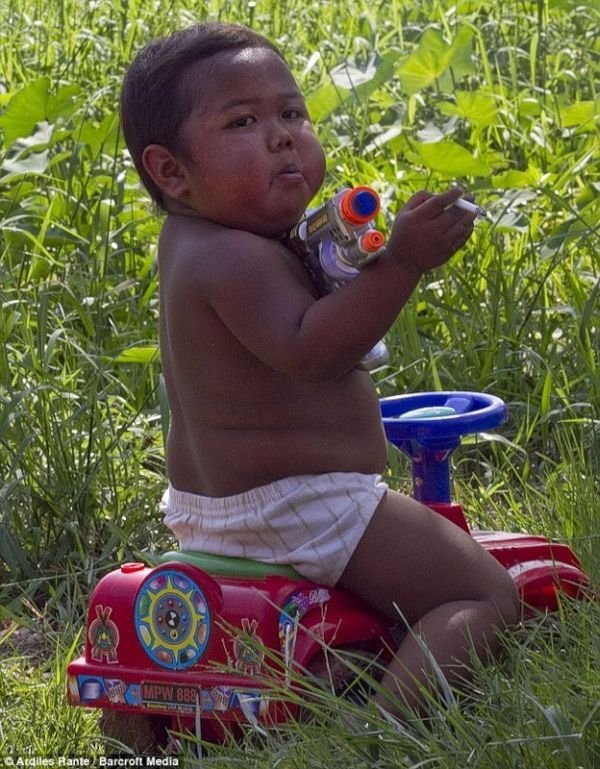 2-year-old boy smokes, Indonesia