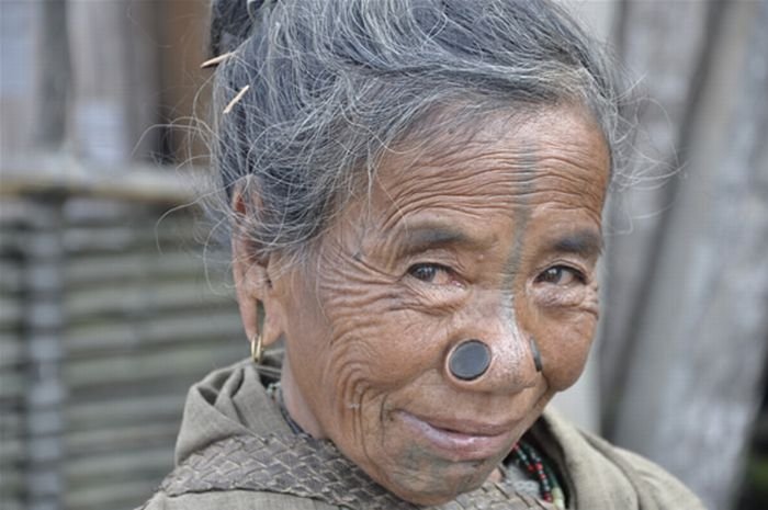 nose plugs of the apatani women