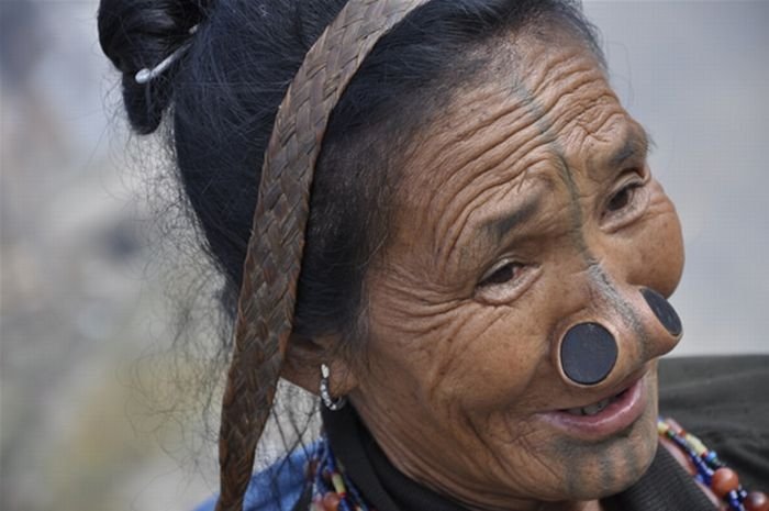 nose plugs of the apatani women