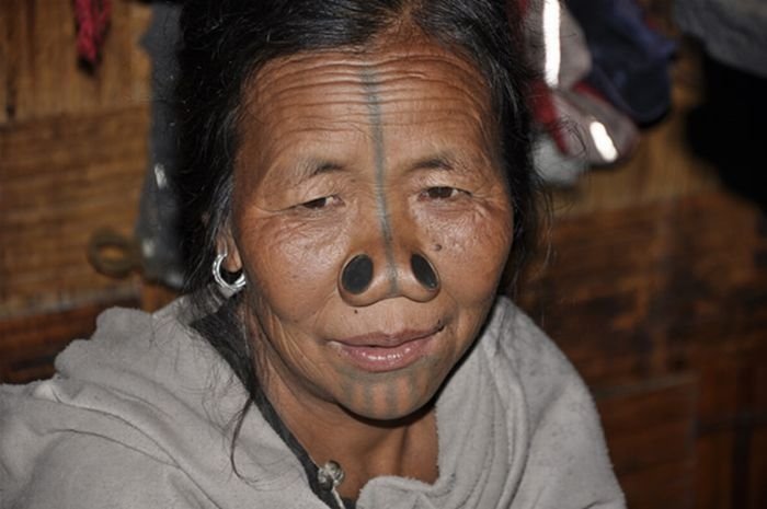 nose plugs of the apatani women