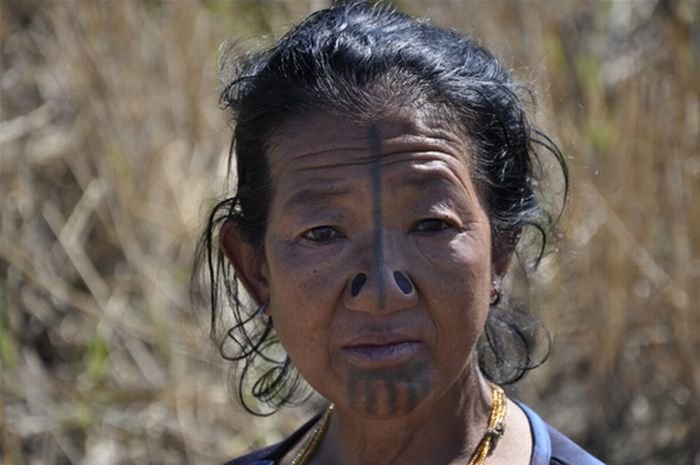 nose plugs of the apatani women