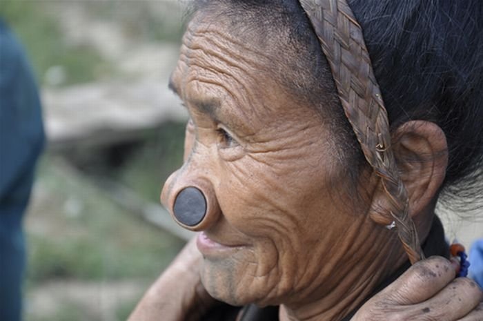 nose plugs of the apatani women