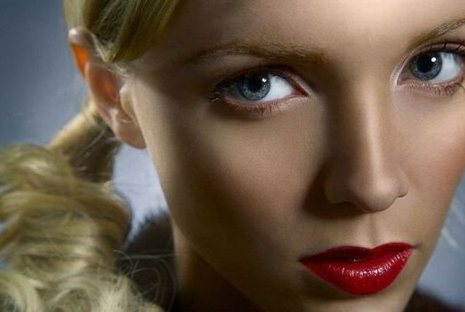 glamour girl with an alluring beauty
