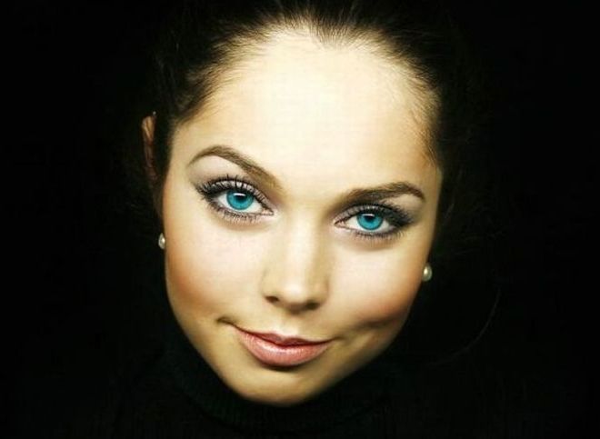 glamour girl with an alluring beauty