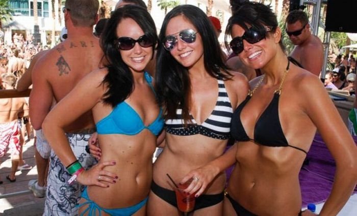 Las Vegas pool party girls