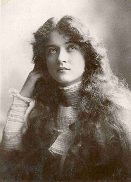 retro history glamour girl with an alluring beauty