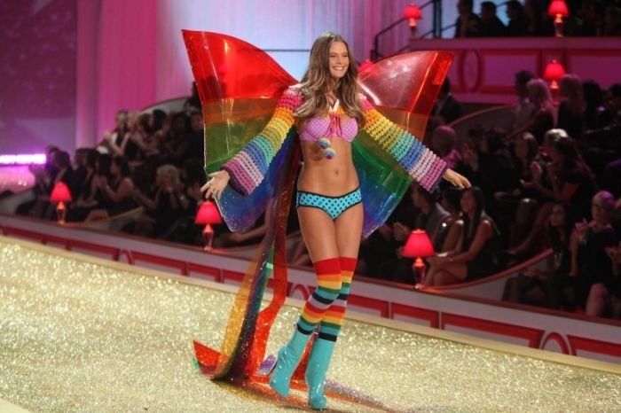 2010 Victoria's Secret Fashion show girl