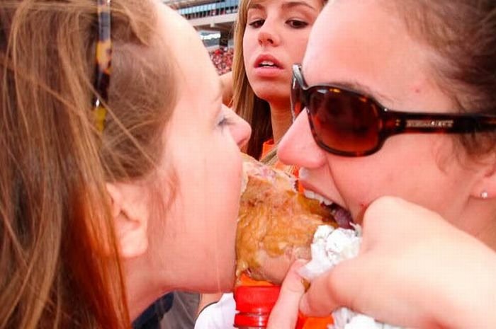 girls eating a turkey leg