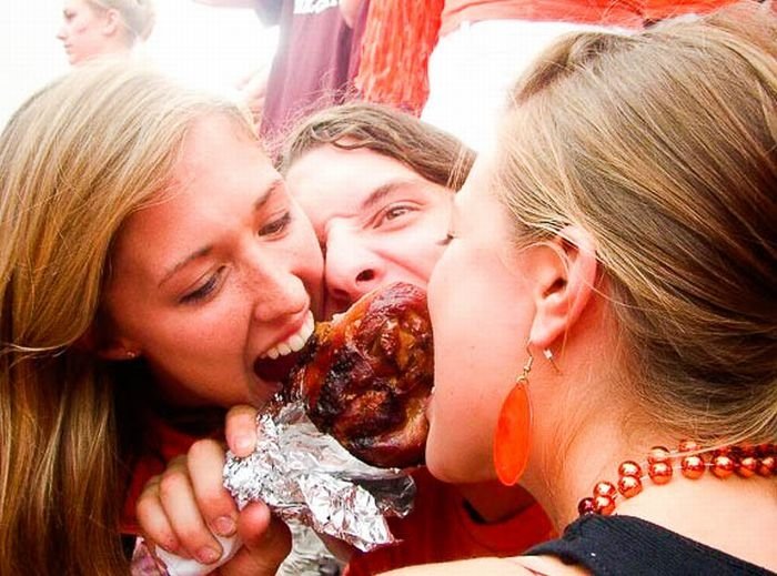 girls eating a turkey leg