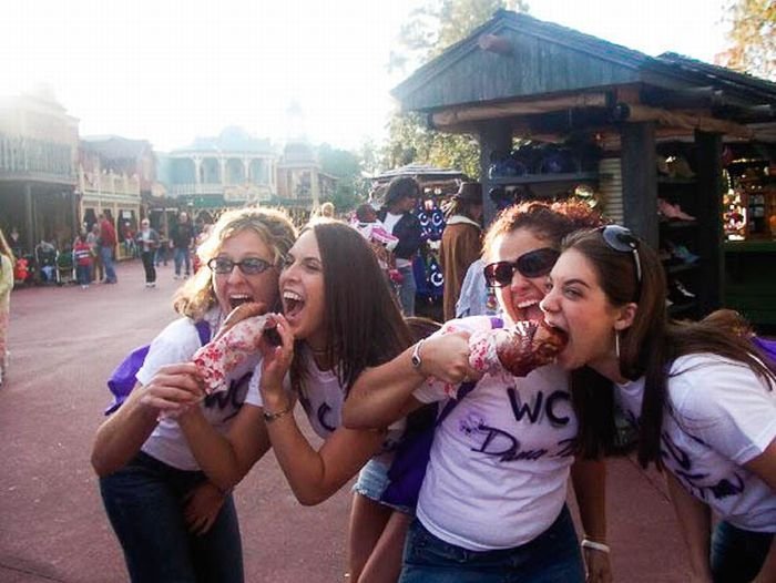 girls eating a turkey leg