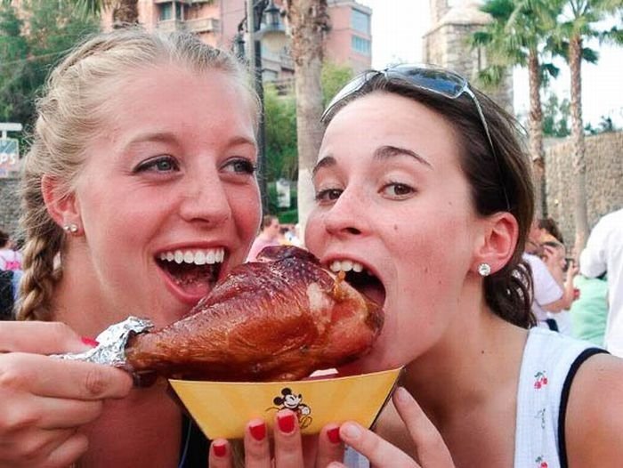 girls eating a turkey leg
