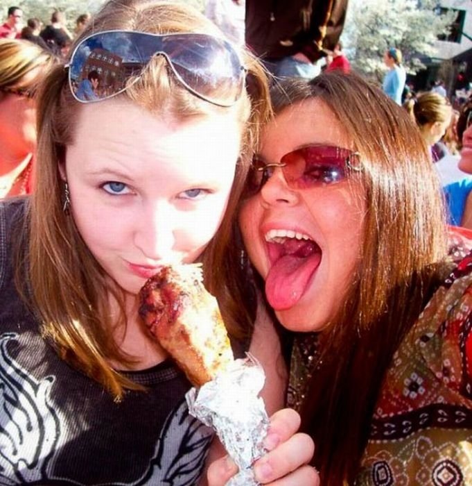 girls eating a turkey leg