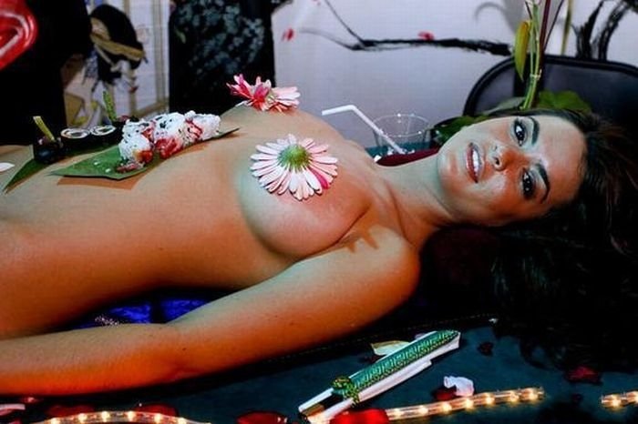 nyotaimori, body sushi girl