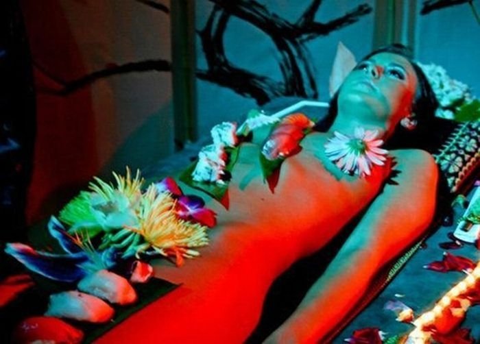 nyotaimori, body sushi girl